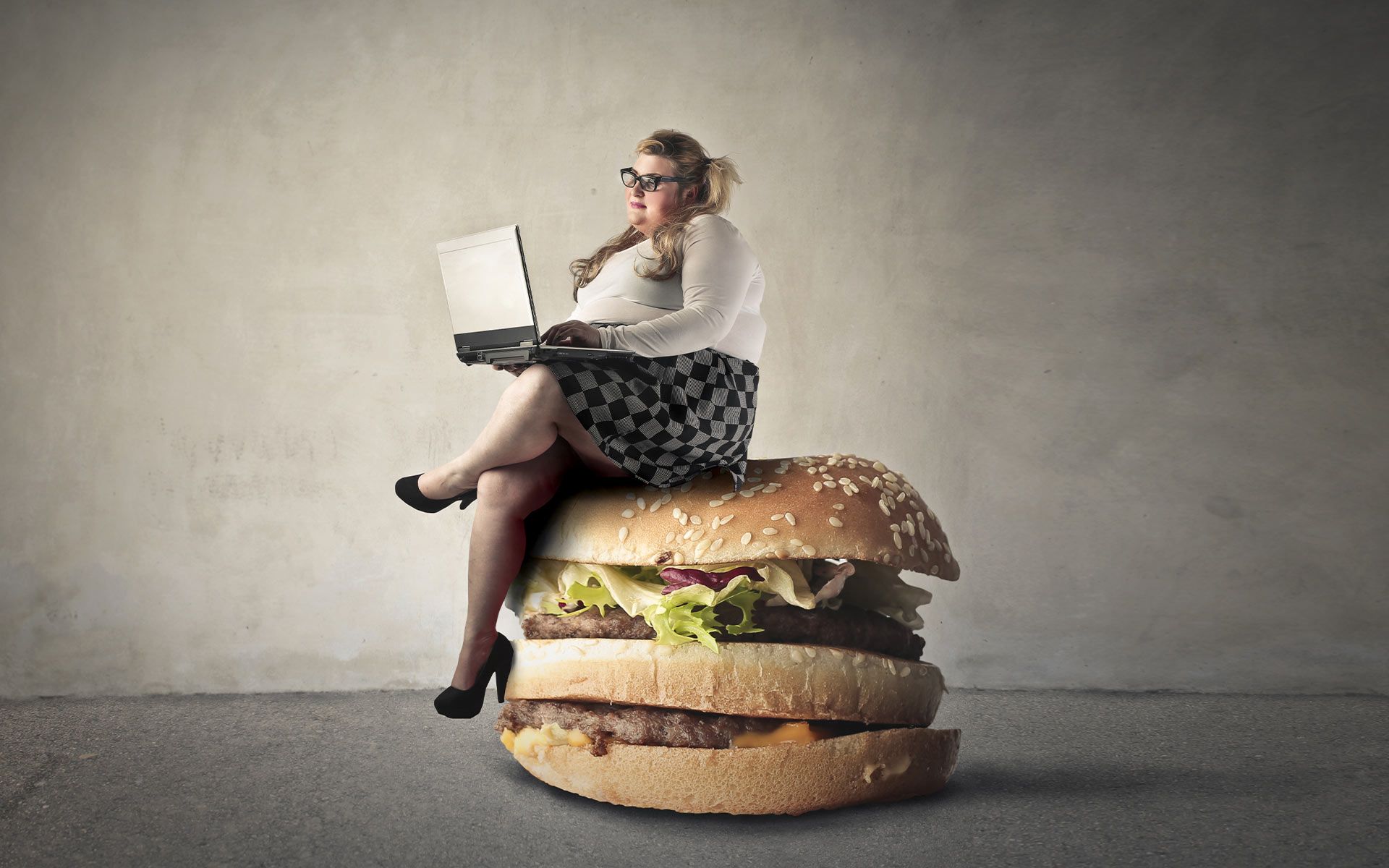 Abnehmen mit Hypnose Ansbach Frau sitzt auf einem Burger
